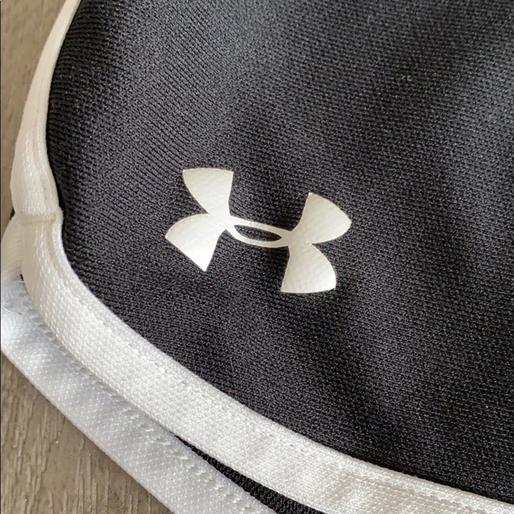 Girls Heat Gear Black Under Armour Shorts - Picture 2 of 5